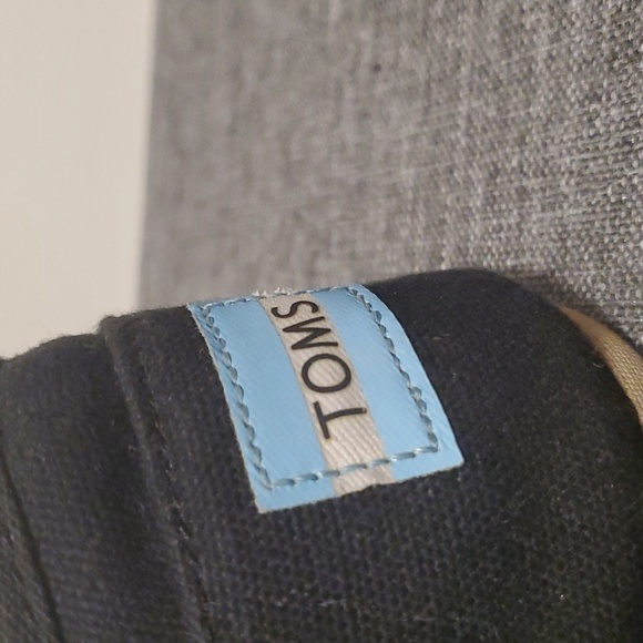 TOMS - Picture 2 of 4